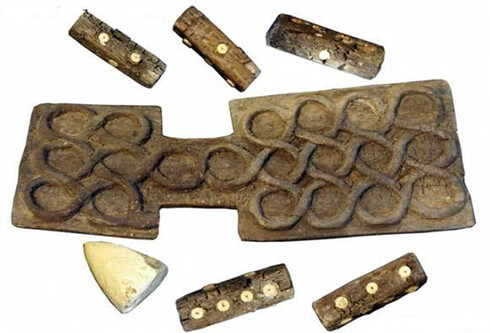 Oldest Backgammon and Dice: The site also revealed the oldest known backgammon and dice, providing evidence of the city's interest in games and leisure activities.