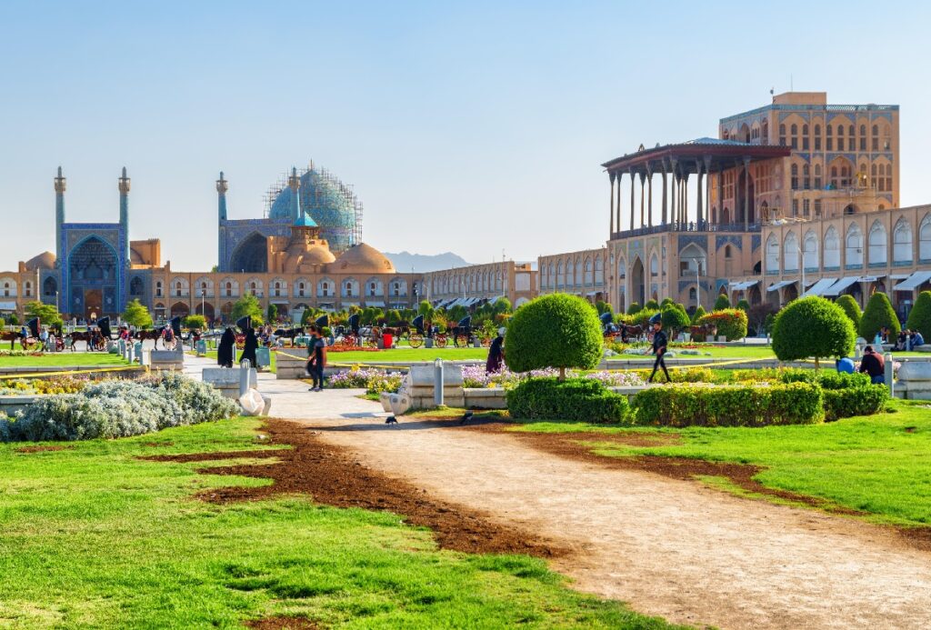budget tour in Iran